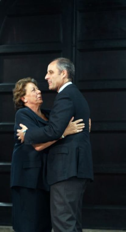 Rita Barberá abraza a Francisco Camps.