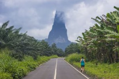 Una carretera con el perfil del pico Cão Grande al fondo.