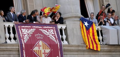 Alberto Fernández Díaz, cap dels populars catalans a l'Ajuntament de Barcelona, agita la bandera espanyola a l'aire sobre el cap de Gerardo Pisarello, tinent d'alcalde.