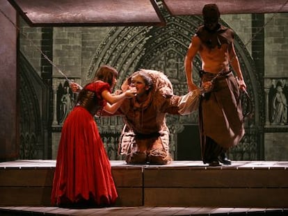 Representación de El geperut de Notre dame a cargo de Bambalina Teatre en la sala Escalante.
