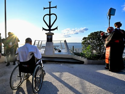 El papa Francisco en el memorial dedicado a los marinos y los migrantes perdidos en el mar, en Marsella este viernes.