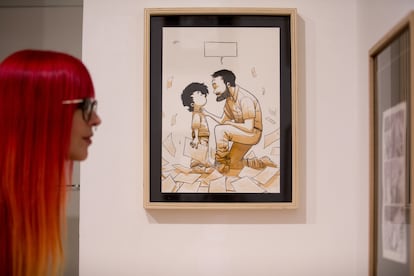 Una mujer observa las viñetas originales del dibujante Isaac Sánchez expuestas en la galería El Arte del Cómic.