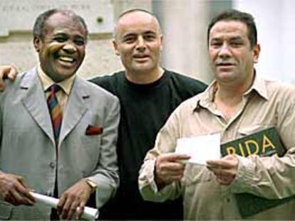 De izquierda a derecha, José Legrá, Domingo Sánchez y Perico Fernández, ayer antes de la velada de boxeo.