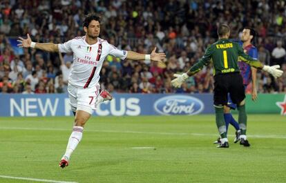 Pato festeja su tanto al Barcelona en el Camp Nou.