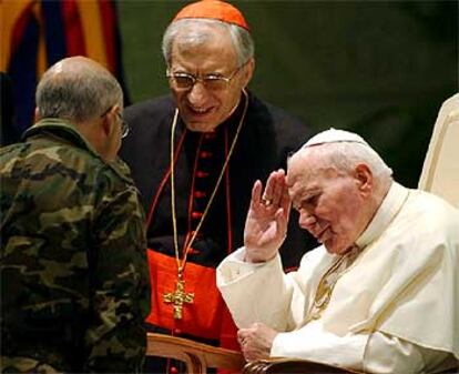 El cardenal Rouco presenta al Papa a un militar español durante la audiencia de ayer.