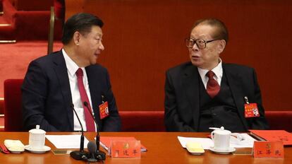 El expresidente chino, Jiang Zemin, charla con el actual presidente, Xi Jinping, en el Congreso Nacional del Partido Comunista Chino.