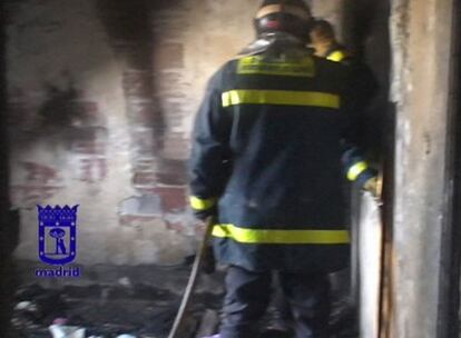 Dos bomberos, en el ático arrasado por las llamas.