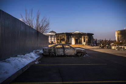 Coches quemados durante las protestas dentro del complejo presidencial en Almaty. El dato oficial de muertos (el último fue 164) no ha podido ser contrastado, y periodistas locales de 'MediaZona', un diario digital ruso que nació vinculado al grupo de 'punk rock' femenino Pussy Riot, temen que la cifra pueda ser mucho más alta.