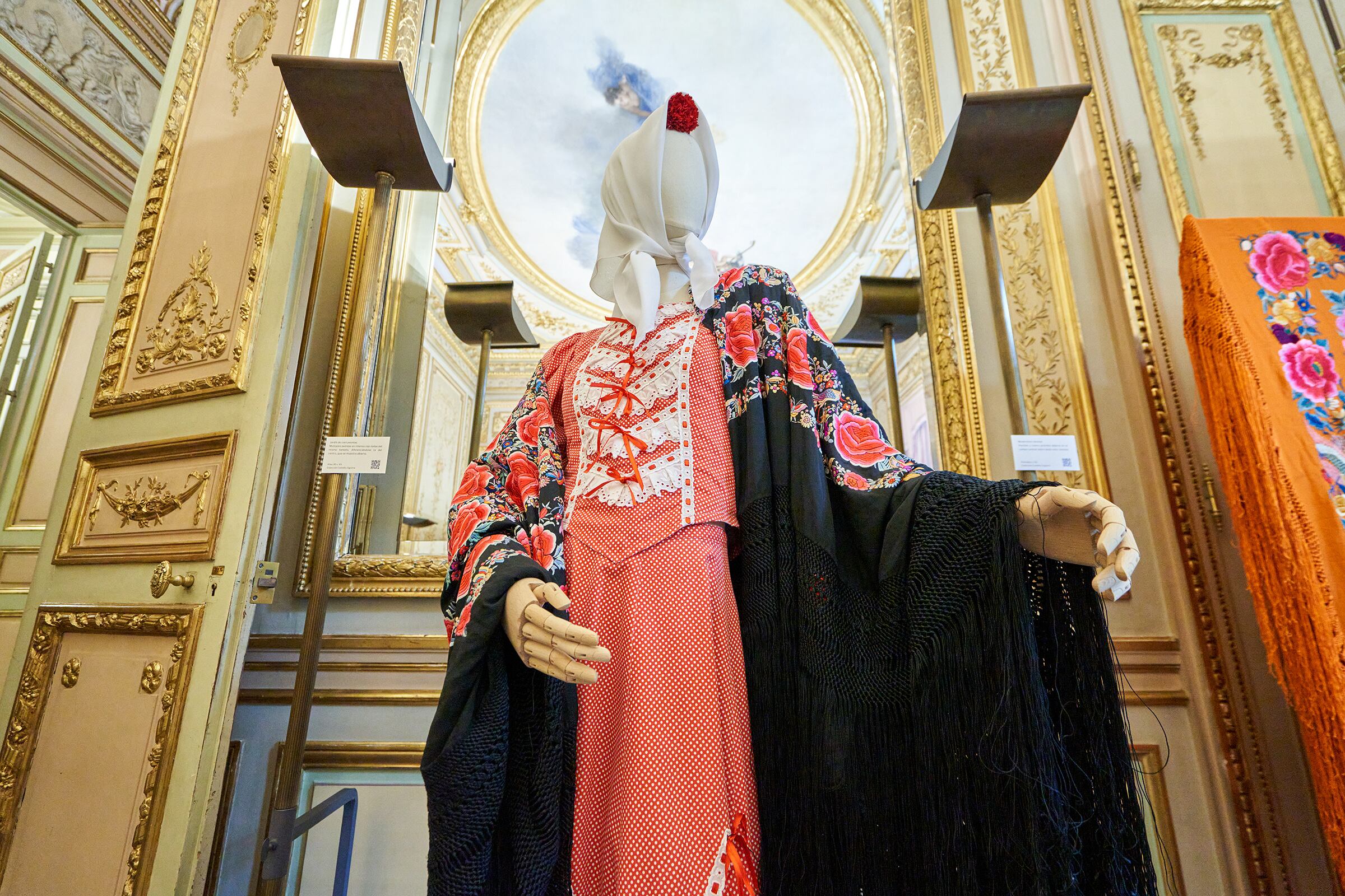 El mantón se lleva sobre distintos trajes regionales españoles.
