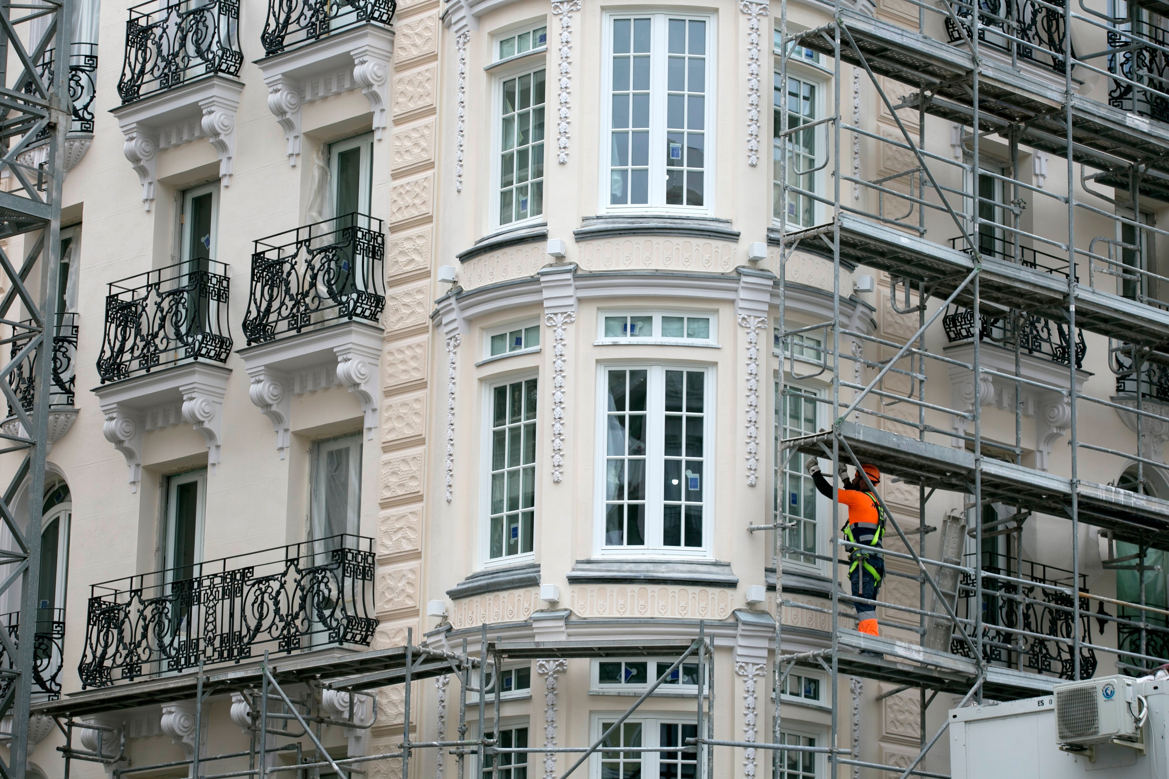 Obras de renovación en un edificio de viviendas en Madrid.