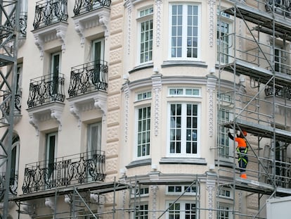 Obras de renovación en un edificio de viviendas en Madrid.