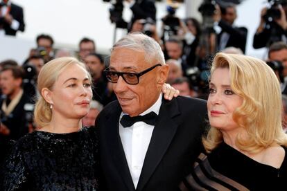 La actriz Emmanuelle Beart, el director Andre Techine y la actriz Catherin Deneuve en la alfombra roja de Cannes.