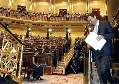 El candidato socialista ha prometido una política internacional más europeísta, con un claro compromiso con América Latina y la actuación en Irak siempre bajo el amparo de las resoluciones de Naciones Unidas, lo que incluye el regreso de las tropas antes del 30 de junio si la ONU no asume un papel principal sobre las fuerzas ocupantes.