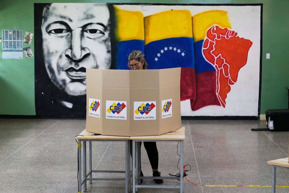 Venezuela consuma unas elecciones marcadas por la abstención, las acusaciones de farsa y la represión a opositores