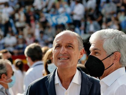 El expresidente de la Generalitat Valenciana, Francisco Camps (en el centro), junto al diputado popular Adolfo Suárez Illana, en un acto de la convención nacional del PP celebrado en Valencia el pasado octubre.