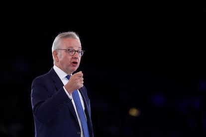 El ex ministro para la Redistribución Territorial de la Riqueza, Michael Gove, presenta al candidato Sunak en un acto de las primarias en Londres.