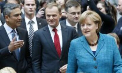 Anshu Jain (L-R), co-Chief Executive of Germany&#039;s Deutsche Bank AG, Polish Prime Minister Donald Tusk and German Chancellor Angela Merkel arrive for the presentation of the book &quot;Angela Merkel: Die Kanzlerin und ihre Welt&quot; (Angela Merkel - The Chancellor and Her World) in Berlin, April 22, 2013.    REUTERS/Fabrizio Bensch (GERMANY - Tags: POLITICS BUSINESS)