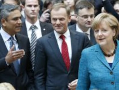 Anshu Jain (L-R), co-Chief Executive of Germany&#039;s Deutsche Bank AG, Polish Prime Minister Donald Tusk and German Chancellor Angela Merkel arrive for the presentation of the book &quot;Angela Merkel: Die Kanzlerin und ihre Welt&quot; (Angela Merkel - The Chancellor and Her World) in Berlin, April 22, 2013.    REUTERS/Fabrizio Bensch (GERMANY - Tags: POLITICS BUSINESS)