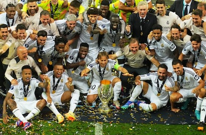 Los jugadores del Real Madrid, con el trofeo de campeones de la Supercopa de Europa.