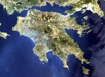 El satélite muestra las zonas arrasadas por los incendios en tonos oscuros y los gases emitidos en colores grises en una imagen del Peloponeso tomada hoy.