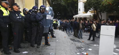 Agentes de la Policía Nacional protegen la puerta del Ayuntamiento de Jerez de la Frontera (Cádiz)