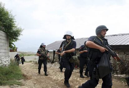 Miembros de la polic&iacute;a especial albanesa patrullan la localidad de Lazarat.