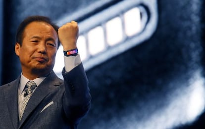JK Shin, presidente de Samsung, con el nuevo Gear Fit