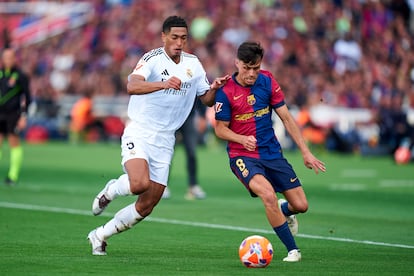 Pedri y Bellingham luchan por el balón en el Barça-Real Madrid. (Photo by Pedro Salado/Getty Images)