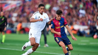 Pedri y Bellingham luchan por el balón en el Barça-Real Madrid. (Photo by Pedro Salado/Getty Images)