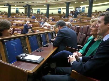 El nuevo líder del PP junto a Soraya Saénz de Santamaría.