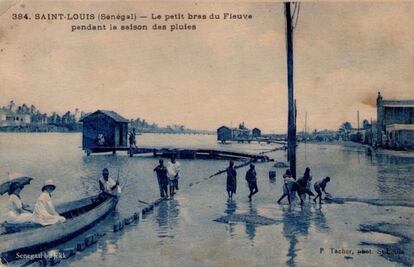 Pierre Tacher es un fotógrafo nacido en Senegal en 1875 y muy activo en las dos primeras décadas del siglo XX. Es el autor de la mayoría de las postales del país, como esta. Su trabajo se centró sobre todo en Saint Louis.