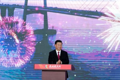 El presidente chino Xi Jinping inauguró hoy el puente Hong Kong-Zhuhai-Macao, un macroproyecto que ve la luz tras años de retrasos y sobrecostes y que supone un paso más para integrar las regiones de Hong Kong y Macao con la China continental.