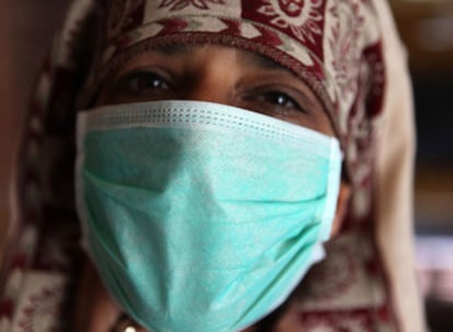 Una mujer se protege con una mascarilla del virus de la gripe A en Kabul.