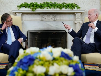 Gustavo Petro y Joe Biden conversan en la Oficina Oval de la Casa Blanca, este jueves.