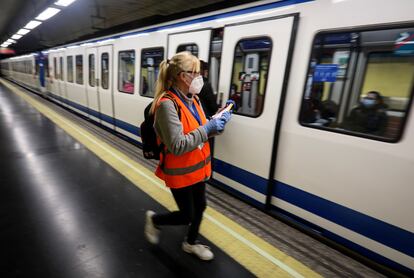 Empresa de contadores de pasajeros en cada vagón de Metro de Madrid para controlar su afluencia y separación en el Estado de Alarma por el Covid-19.