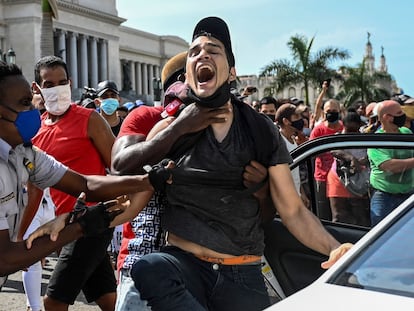 Un hombre es arrestado durante las protestas en La Habana, este domingo 11 de julio.