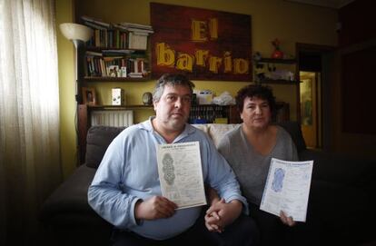 Ángel Mendieta y Cristina Rodríguez, inquilinos de un edificio en Moratalaz comprado por un fondo buitre.