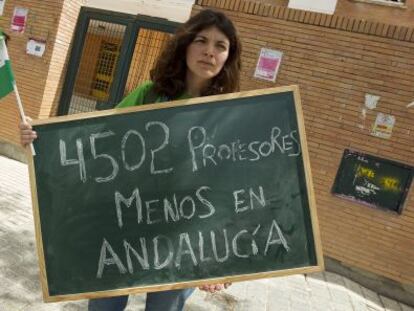 Ana C&oacute;zar delante del instituto V Centenario, de Sevilla, donde estudi&oacute; y realiz&oacute; sus pr&aacute;cticas.
