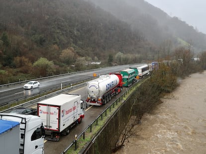 Camiones retenidos este lunes por el temporal en la A-66.