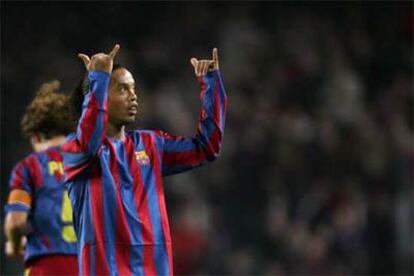 Ronaldinho celebra su gol, el segundo del Barça.