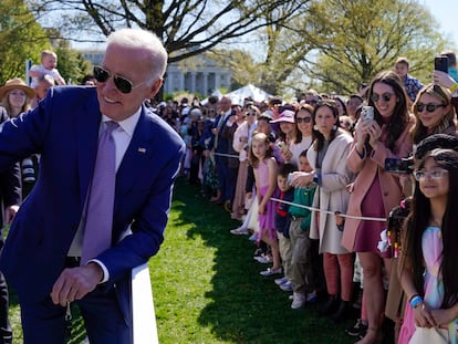 El presidente de los EE UU, Joe Biden, se fotografía con invitados en la fiesta de los huevos de Pascua en la Casa Blanca, este lunes.