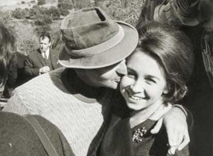 Don Juan Carlos besa a doña Sofía durante una cacería cuando aún eran príncipes.
