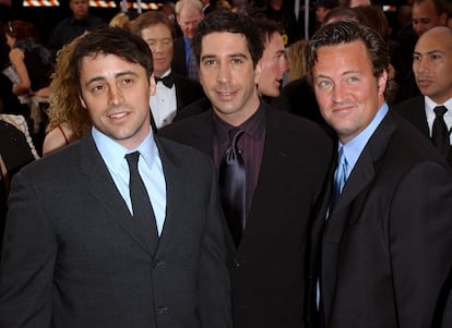 Los actores de la serie 'Friends', desde la izquierda, Matt LeBlanc,  David Schwimmer y Matthew Perry posan para los fotógrafos a su llegada a la gala People's Choice Awards en Pasadena (California), en 2002.