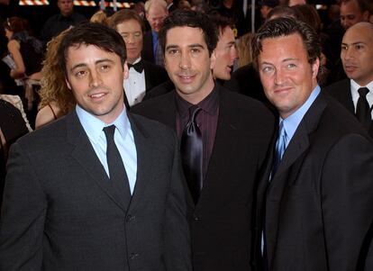 Los actores de la serie 'Friends', desde la izquierda, Matt LeBlanc,  David Schwimmer y Matthew Perry posan para los fotógrafos a su llegada a la gala People's Choice Awards en Pasadena (California), en 2002.