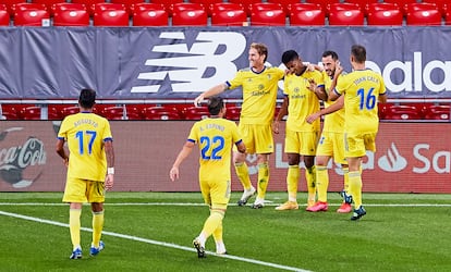 Los jugadores del Cádiz celebran el gol en su partido contra el Athletic de Bilbao en San Mamés este jueves