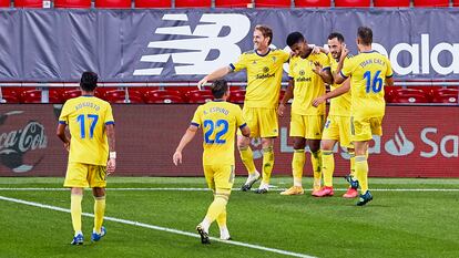 Los jugadores del Cádiz celebran el gol en su partido contra el Athletic de Bilbao en San Mamés este jueves