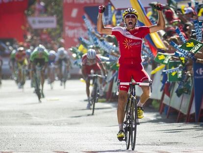 Navarro celebra su victoria al cruzar la meta.