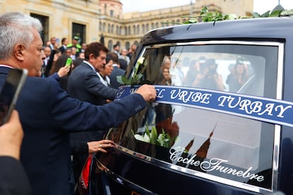 Simpatizantes de Miguel Uribe Turbay y curiosos, acompañaron la caravana fúnebre del senador y precandidato presidencial asesinado. Bogotá, agosto 13 de 2025. 