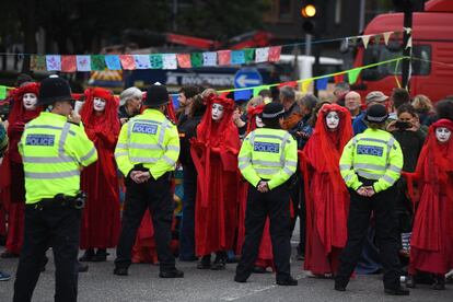 Miembros de la Brigada Roja hacen un gesto a la policía en el puente Lambeth en Londres.