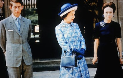 Wallis Simpson, con Isabel II y el príncipe Carlos de Inglaterra en París, en 1972.